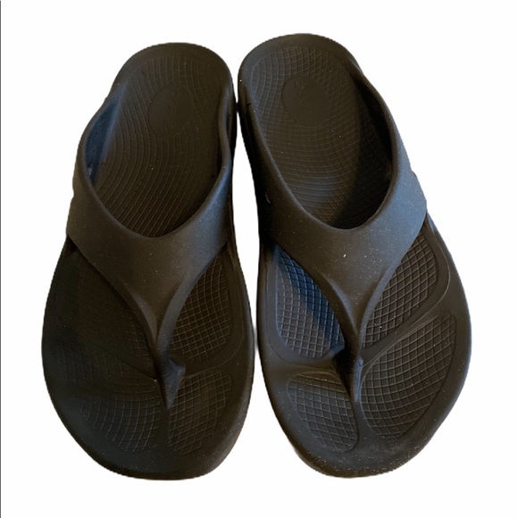 OOFOS Shoes - OOFOS PREOWNED BLACK UNISEX FLIP FLOPS M-10 W-12